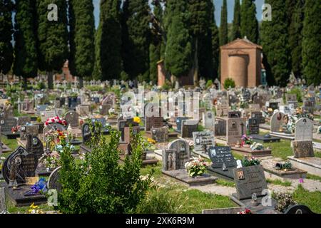 Venedig, Italien - 4. Juni 2024: Grabsteine auf dem Friedhof San Michele. San Michele Island. Stockfoto