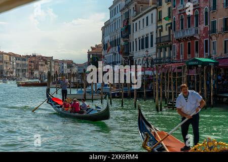 Venedig, Italien - 03. Juni 2024: Gondoliere kontrolliert das Boot im Grand Canal. Stockfoto