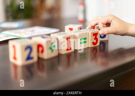 Untergeordnete Anordnung von Zahlenblöcken für Mathematik Stockfoto