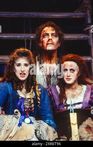 l-r: Elizabeth Renihan (Polly Peachum), David Burt (Macheath), Jenna Russell (Lucy Lockit) in THE BEGGAR's OPERA von John Gay bei der Royal Shakespeare Company (RSC), Barbican Theatre, London EC2 07/04/1993 Musikarrangement: Ilona Sekacz Design: Kendra Ullyart Beleuchtung: David Hersey Regisseur: John Caird Stockfoto