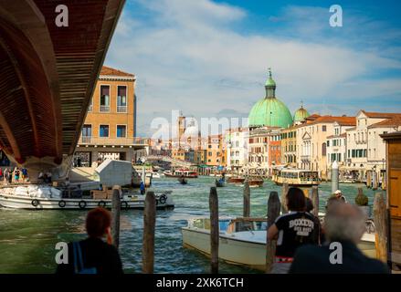 Venedig, Italien - 03. Juni 2024: Blick auf die Stadt unter der Verfassungsbrücke. Chiesa di San Simeon Piccolo im Hintergrund Stockfoto