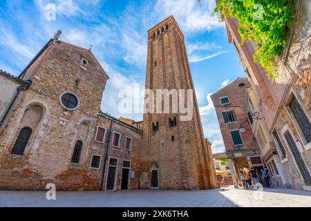 Venedig, Italien - 03. Juni 2024: Kirche San Giacomo dell'Orio. Ansicht von unten nach oben. Sonniger Tag, klarer Himmel. Stockfoto