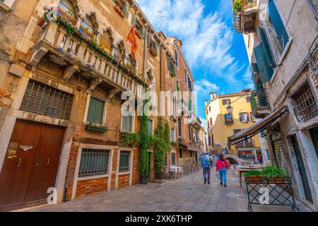 Venedig, Italien - 03. Juni 2024: Wunderschöne Venedig Straße. Stockfoto