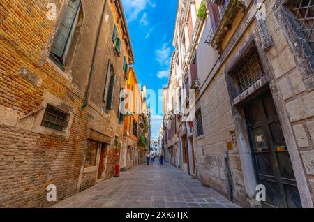 Venedig, Italien - 03. Juni 2024: Bunte enge Straße von Venedig. Stockfoto