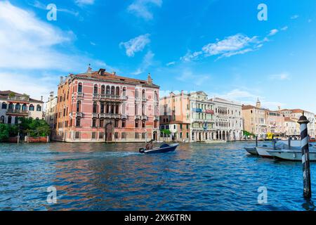 Venedig, Italien - 03. Juni 2024: Blick auf den Canal grande. Stockfoto