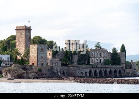 Küste mit Steinen, Buchten, Schloss in Mandelieu-la-napoule in der Nähe von Cannes, Französische Riviera, Frankreich im Sommer Stockfoto