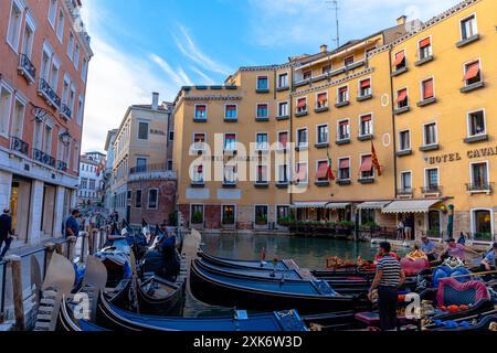 Venedig, Italien - 03. Juni 2024: Die Gondeln warten auf Kunden. Stockfoto