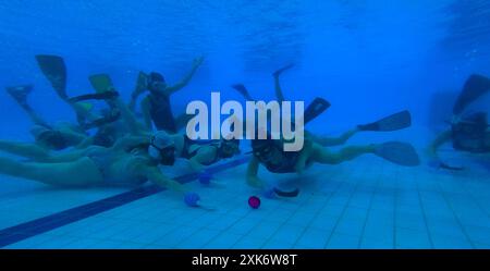 22.7.2024-World Underwater Hockey Championships in Malaysia, bei denen Athleten aus dem Südwesten WA in Kuala Lumpur ausgetragen werden. Die sechste Unterwasser-Hockey-Age-Gruppenweltmeisterschaft beginnt diesen Samstag und endet am 27. Juli. Die Spieler erzielen Punkte, indem sie den Puck in das gegnerische Tor schieben. Die Herausforderung besteht darin, Punkte zu erzielen, bevor sie angegangen werden oder die Luft ausgeht. Das Turkiye Unterwasser-Hockeyteam stand einem schwierigen Spiel gegen Frankreich gegenüber, was zu einer Niederlage von 0-4 führte. Das französische Unterwasser-Hockeyteam zeigte während des gesamten Spiels überlegene Fähigkeiten und Strategie. Trotz dieses Rückschlags bleibt das Turkiye-Team im Comp Stockfoto