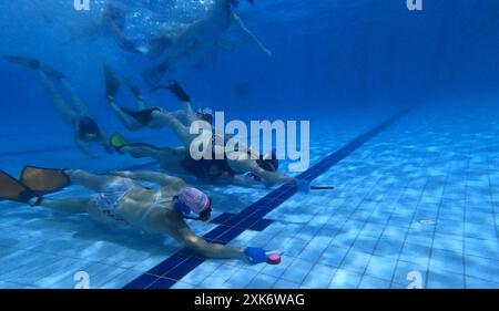 22.7.2024-World Underwater Hockey Championships in Malaysia, bei denen Athleten aus dem Südwesten WA in Kuala Lumpur ausgetragen werden. Die sechste Unterwasser-Hockey-Age-Gruppenweltmeisterschaft beginnt diesen Samstag und endet am 27. Juli. Die Spieler erzielen Punkte, indem sie den Puck in das gegnerische Tor schieben. Die Herausforderung besteht darin, Punkte zu erzielen, bevor sie angegangen werden oder die Luft ausgeht. Das Turkiye Unterwasser-Hockeyteam stand einem schwierigen Spiel gegen Frankreich gegenüber, was zu einer Niederlage von 0-4 führte. Das französische Unterwasser-Hockeyteam zeigte während des gesamten Spiels überlegene Fähigkeiten und Strategie. Trotz dieses Rückschlags bleibt das Turkiye-Team im Comp Stockfoto