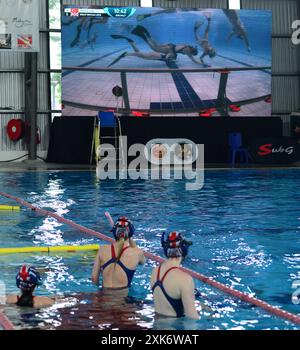 22.7.2024-World Underwater Hockey Championships in Malaysia, bei denen Athleten aus dem Südwesten WA in Kuala Lumpur ausgetragen werden. Die sechste Unterwasser-Hockey-Age-Gruppenweltmeisterschaft beginnt diesen Samstag und endet am 27. Juli. Die Spieler erzielen Punkte, indem sie den Puck in das gegnerische Tor schieben. Die Herausforderung besteht darin, Punkte zu erzielen, bevor sie angegangen werden oder die Luft ausgeht. Das Turkiye Unterwasser-Hockeyteam stand einem schwierigen Spiel gegen Frankreich gegenüber, was zu einer Niederlage von 0-4 führte. Das französische Unterwasser-Hockeyteam zeigte während des gesamten Spiels überlegene Fähigkeiten und Strategie. Trotz dieses Rückschlags bleibt das Turkiye-Team im Comp Stockfoto