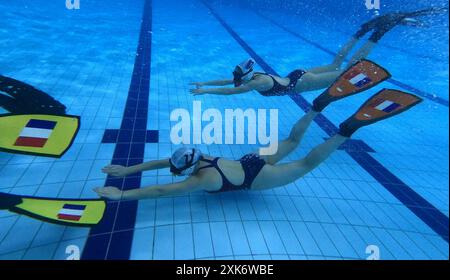 22.7.2024-World Underwater Hockey Championships in Malaysia, bei denen Athleten aus dem Südwesten WA in Kuala Lumpur ausgetragen werden. Die sechste Unterwasser-Hockey-Age-Gruppenweltmeisterschaft beginnt diesen Samstag und endet am 27. Juli. Die Spieler erzielen Punkte, indem sie den Puck in das gegnerische Tor schieben. Die Herausforderung besteht darin, Punkte zu erzielen, bevor sie angegangen werden oder die Luft ausgeht. Das Turkiye Unterwasser-Hockeyteam stand einem schwierigen Spiel gegen Frankreich gegenüber, was zu einer Niederlage von 0-4 führte. Das französische Unterwasser-Hockeyteam zeigte während des gesamten Spiels überlegene Fähigkeiten und Strategie. Trotz dieses Rückschlags bleibt das Turkiye-Team im Comp Stockfoto