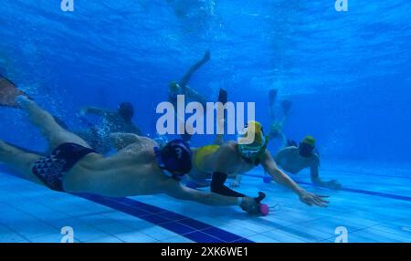 22.7.2024-World Underwater Hockey Championships in Malaysia, bei denen Athleten aus dem Südwesten WA in Kuala Lumpur ausgetragen werden. Die sechste Unterwasser-Hockey-Age-Gruppenweltmeisterschaft beginnt diesen Samstag und endet am 27. Juli. Die Spieler erzielen Punkte, indem sie den Puck in das gegnerische Tor schieben. Die Herausforderung besteht darin, Punkte zu erzielen, bevor sie angegangen werden oder die Luft ausgeht. Das Turkiye Unterwasser-Hockeyteam stand einem schwierigen Spiel gegen Frankreich gegenüber, was zu einer Niederlage von 0-4 führte. Das französische Unterwasser-Hockeyteam zeigte während des gesamten Spiels überlegene Fähigkeiten und Strategie. Trotz dieses Rückschlags bleibt das Turkiye-Team im Comp Stockfoto