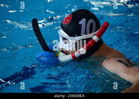 22.7.2024-World Underwater Hockey Championships in Malaysia, bei denen Athleten aus dem Südwesten WA in Kuala Lumpur ausgetragen werden. Die sechste Unterwasser-Hockey-Age-Gruppenweltmeisterschaft beginnt diesen Samstag und endet am 27. Juli. Die Spieler erzielen Punkte, indem sie den Puck in das gegnerische Tor schieben. Die Herausforderung besteht darin, Punkte zu erzielen, bevor sie angegangen werden oder die Luft ausgeht. Das Turkiye Unterwasser-Hockeyteam stand einem schwierigen Spiel gegen Frankreich gegenüber, was zu einer Niederlage von 0-4 führte. Das französische Unterwasser-Hockeyteam zeigte während des gesamten Spiels überlegene Fähigkeiten und Strategie. Trotz dieses Rückschlags bleibt das Turkiye-Team im Comp Stockfoto