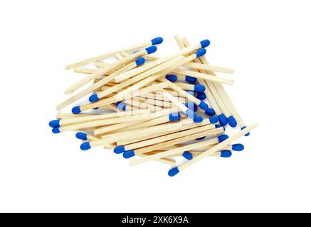 Stapel von Streichhölzern, isoliert auf weißem Hintergrund mit Schatten, Nahansicht oben auf der Tabelle Stockfoto