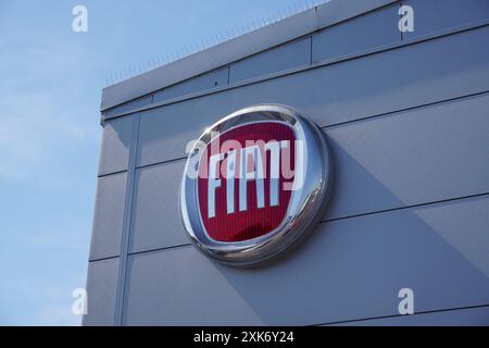 Southampton England 19. Juli 2024 – Fiat Automotive Logo. Italienischer Autohersteller. Fiat-Zeichen im Autohaus. Stockfoto