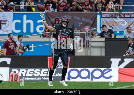 Ballabgabe Leon Hoeltker (Rhein Fire, #89), GER Rhein Fire vs. Frankfurt Galaxy, Fußball, Europäische Fußballliga, Spieltag 9, Saison 2024, 21.07.2024 Foto: Eibner-Pressefoto/Fabian Friese Stockfoto