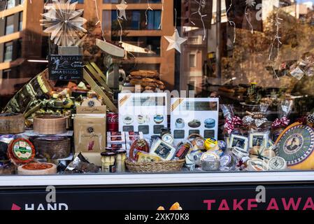 Barcelona, Spanien - 30. November 2023: Ausstellung eines Gourmetgeschäfts mit verschiedenen Käsesorten in Barcelona, Katalonien, Spanien Stockfoto