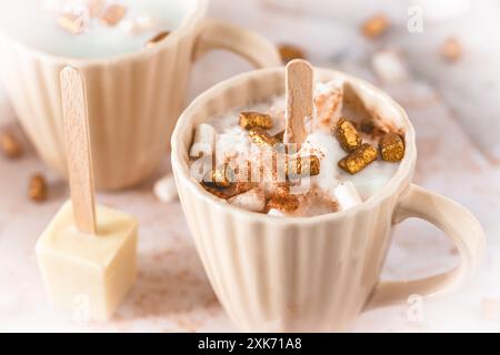 Tasse mit heißen Schokoladen-Tauchstäbchen und Marshmallows Stockfoto