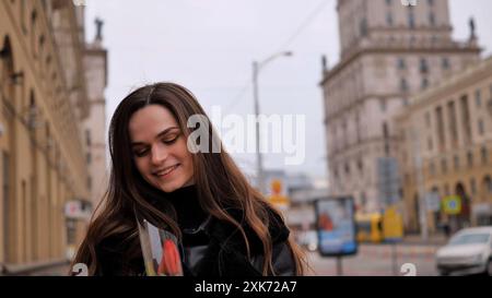 Glückliches Mädchen mit einem Tulpenstrauß in den Händen Stockfoto