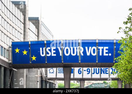 Brüssel, Belgien, 25.05.2024: Ein riesiges Poster, das die bevorstehenden Europawahlen ankündigt, steckt an den Fassaden der Gebäude des Europäischen Parlaments Stockfoto