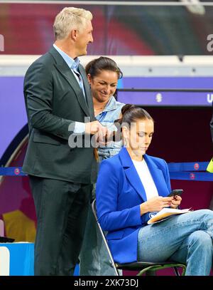 Fotostory: Esther Sedlaczek, Moderatorin ARD Sport Moderatorin, Sportmoderatorin, Journalistin denken Ihre Maskenbildnerin macht ihre Haare, aber Bastian SCHWEINSTEIGER, Co-Moderator ARD hat im Best of 16 Spiel PORTUGAL - SLOWENIEN 3-0 N.E. der UEFA-Europameisterschaft 2024 am 01. Juli 2024 in Frankfurt übernommen. Fotograf: Peter Schatz Stockfoto