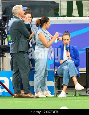 Fotostory: Esther Sedlaczek, Moderatorin ARD Sport Moderatorin, Sportmoderatorin, Journalistin denken Ihre Maskenbildnerin macht ihre Haare, aber Bastian SCHWEINSTEIGER, Co-Moderator ARD hat im Best of 16 Spiel PORTUGAL - SLOWENIEN 3-0 N.E. der UEFA-Europameisterschaft 2024 am 01. Juli 2024 in Frankfurt übernommen. Fotograf: Peter Schatz Stockfoto