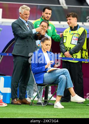 Fotostory: Esther Sedlaczek, Moderatorin ARD Sport Moderatorin, Sportmoderatorin, Journalistin denken Ihre Maskenbildnerin macht ihre Haare, aber Bastian SCHWEINSTEIGER, Co-Moderator ARD hat im Best of 16 Spiel PORTUGAL - SLOWENIEN 3-0 N.E. der UEFA-Europameisterschaft 2024 am 01. Juli 2024 in Frankfurt übernommen. Fotograf: Peter Schatz Stockfoto