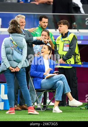 Fotostory: Esther Sedlaczek, Moderatorin ARD Sport Moderatorin, Sportmoderatorin, Journalistin denken Ihre Maskenbildnerin macht ihre Haare, aber Bastian SCHWEINSTEIGER, Co-Moderator ARD hat im Best of 16 Spiel PORTUGAL - SLOWENIEN 3-0 N.E. der UEFA-Europameisterschaft 2024 am 01. Juli 2024 in Frankfurt übernommen. Fotograf: Peter Schatz Stockfoto