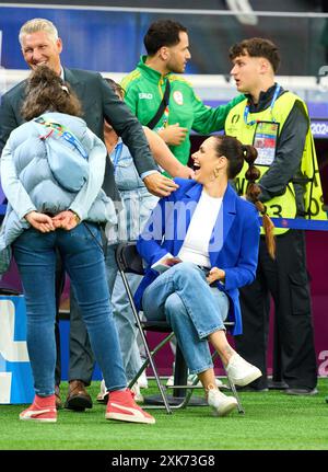 Fotostory: Esther Sedlaczek, Moderatorin ARD Sport Moderatorin, Sportmoderatorin, Journalistin denken Ihre Maskenbildnerin macht ihre Haare, aber Bastian SCHWEINSTEIGER, Co-Moderator ARD hat im Best of 16 Spiel PORTUGAL - SLOWENIEN 3-0 N.E. der UEFA-Europameisterschaft 2024 am 01. Juli 2024 in Frankfurt übernommen. Fotograf: Peter Schatz Stockfoto
