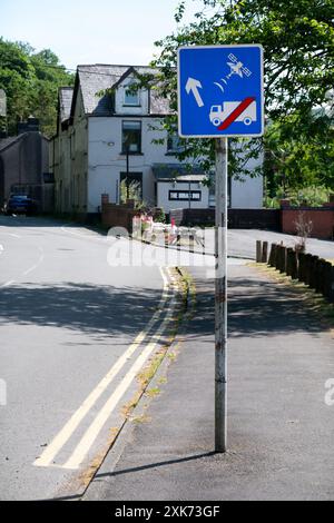 Wales, Großbritannien. Ein Verkehrsinformationsschild, das LKW und andere große Fahrzeuge anweist, die Ratschläge des Navigationssystems zu ignorieren, um die ungeeignete schmale Straße vor sich zu nehmen Stockfoto