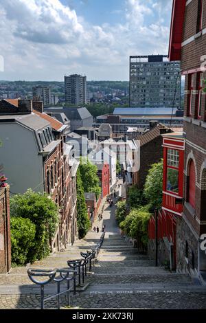 Lüttich, Belgien, 20.05.2024: Wunderschöne Stadtlandschaft der 374-stufigen langen Treppe Montagne de Bueren, ein beliebtes Wahrzeichen und Touristenattraktion in Lüttich, Stockfoto