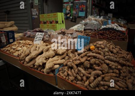 Frische Produkte, Right, Curcumin-Wurzeln, Ingwer und Scheiben persischer Knoblauch, Rückseite sind Cinamon Sticks zum Verkauf, ein Marktstand auf dem Machane Yehuda Markt Stockfoto