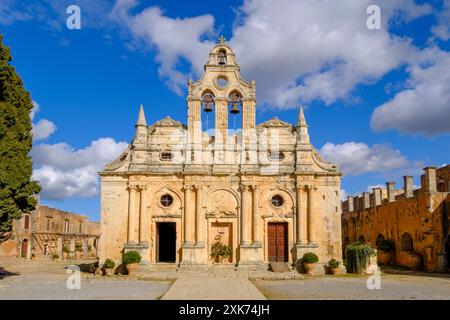 Die von der Schlacht beschädigte Fassade der Kirche im Kloster Arkadi, Symbol des kretischen Widerstands gegen die osmanische Herrschaft, Kreta Stockfoto