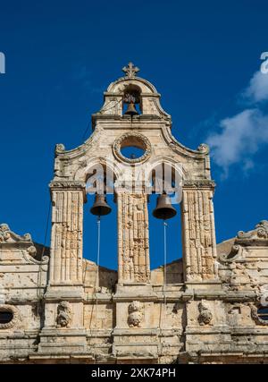 Die von der Schlacht beschädigte Fassade der Kirche im Kloster Arkadi, Symbol des kretischen Widerstands gegen die osmanische Herrschaft, Kreta Stockfoto