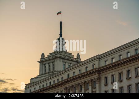 Sofia, Bulgarien. Die bulgarische Nationalflagge weht oben auf dem Gebäude der Nationalversammlung Stockfoto