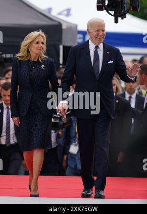 Aktenfoto vom 06/24 von US-Präsident Joe Biden und First Lady Jill Biden kommen zur offiziellen internationalen Zeremonie anlässlich des 80. Jahrestages des D-Day am Omaha Beach in Saint-Laurent-sur-Mer, Normandie, Frankreich. Präsident Biden hat sich von seinem Antrag auf Wiederwahl zurückgezogen und gesagt: "Ich glaube, dass es im besten Interesse meiner Partei und des Landes ist, dass ich zurücktreten kann." Ausgabedatum: Sonntag, 21. Juli 2024. Stockfoto