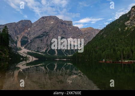Der Pragser Wildsee (italienisch Pragser Wildsee) ist ein natürlicher See in den Pragser Dolomiten im Süden Stockfoto