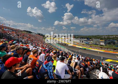 Mogyorod, Ungarn. Juli 2024. Formel 1 großer Preis von Ungarn in Hungaroring, Ungarn. Im Bild: Zuschauer auf der Tribüne, die das Rennen beobachten © Piotr Zajac/Alamy Live News Stockfoto