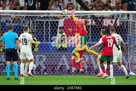 Frankfurt, Deutschland. Juli 2024. Cristiano RONALDO, Por 7 im Kopfballduell, Kopfball mit, Luftkampf, Jan Oblak, SVN Torhüter 1 im Best of 16 Spiel PORTUGAL - SLOWENIEN 3-0 N.E. der UEFA-Europameisterschaften 2024 am 01. Juli 2024 in Frankfurt. Fotograf: ddp Images/STAR-Images Credit: ddp Media GmbH/Alamy Live News Stockfoto