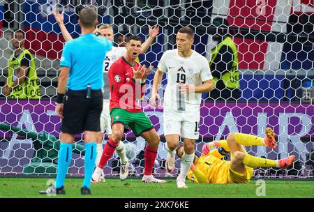 Frankfurt, Deutschland. Juli 2024. Cristiano RONALDO, Por 7 im Kopfballduell, Kopfball mit, Luftkampf, Jan Oblak, SVN Torhüter 1 im Best of 16 Spiel PORTUGAL - SLOWENIEN 3-0 N.E. der UEFA-Europameisterschaften 2024 am 01. Juli 2024 in Frankfurt. Fotograf: ddp Images/STAR-Images Credit: ddp Media GmbH/Alamy Live News Stockfoto
