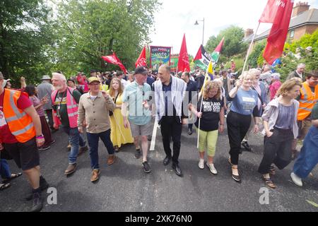 Dr. Husam Zomlot, palästinensischer Botschafter im Vereinigten Königreich, spricht auf dem Tolpuddle Festival 21.07.2024. Dr. Husam Zomlot sprach mit den Versammelten und schloss sich dem marsch durch Tolpuddle an. Das Dorf Tolpuddle erinnert sich jedes Jahr an die Tolpuddle Märtyrer und Gewerkschaften, die an der Parade teilnehmen, und die Redner gehen auf die Bühne. Neil Duncan-Jordon, der neu gewählte Labour-Parlamentsabgeordnete für Poole und ein Veranstalter für Tolpuddle, sprach über die Bühne der Arbeitnehmerrechte. Neil und der Labour-Abgeordnete Jayne Kirkham legten ein Riff an James Hammats Grab. Einer der Tolpuddle Märtyrer. Stockfoto