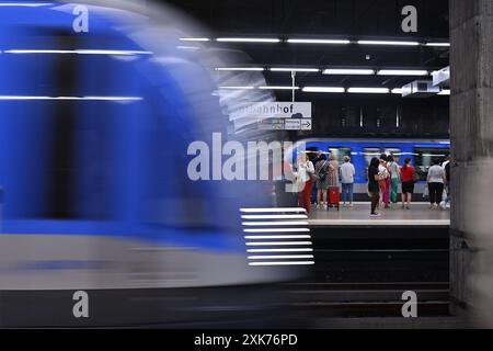 Einfahrende U-Bahn der Linie 2 an der Haltestelle Hauptbahnhof in München. Bahn, Zug. Pendler,Oeffentlicher Personennahverkehr OEPNV. Fahrgaeste, 49-Euro-Ticket, Deutschland-Ticket, D-Ticket. Bahnsteig. *** Ankunft der U-Bahn Linie 2 an der Haltestelle Hauptbahnhof München Bahn, S-Bahn, OEPNV-Passagiere, 49 Euro Ticket, Deutschland Ticket, D Ticket Plattform Stockfoto