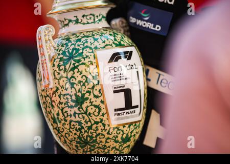 PIASTRI Oscar (aus), McLaren F1 Team MCL38, Trophäe während des Formel-1-Großen Preises von Ungarn 2024, 13. Runde der Formel-1-Weltmeisterschaft 2024 vom 19. Bis 21. Juli 2024 auf dem Hungaroring in Mogyorod, Ungarn Stockfoto