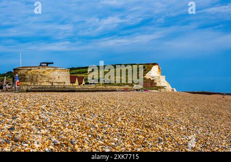 Martello Tower (Nr. 47) am Strand von Seaford, Stockfoto