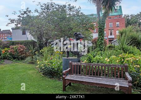 Eine Skulptur von Patrick O'Reilly im Garten des Rotunda Maternity Hospital, Dublin, Irland. Stockfoto