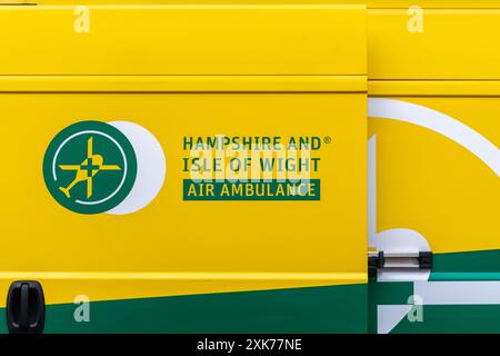 Hampshire und Isle of Wight Air Ambulance, gelbes und grünes Rettungsfahrzeug, England, Großbritannien Stockfoto