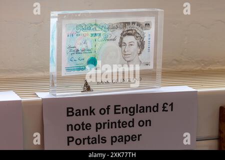 Bank of England 1 Pfund Banknote, gedruckt auf Portals Papier, ehemaliges Papierherstellungsunternehmen mit Sitz in Overton, Hampshire, England, Großbritannien Stockfoto