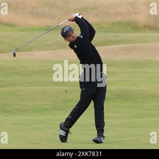 Troon, Großbritannien. Juli 2024. Der Amerikaner Xander Schauffele trifft auf dem 16. Fairway bei der 152. Open Championship im Royal Troon Golf Club in Troon, Schottland am Sonntag, den 21. Juli 2024. Schauffele gewann mit zwei Schüssen mit einer Punktzahl von neun unter Par. Foto: Hugo Philpott/UPI Credit: UPI/Alamy Live News Stockfoto