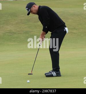 Troon, Großbritannien. Juli 2024. Der Amerikaner Xander Schauffele hat am Sonntag, den 21. Juli 2024, den 16. Green bei der 152. Open Championship im Royal Troon Golf Club in Troon, Schottland, gespielt. Schauffele gewann mit zwei Schüssen mit einer Punktzahl von neun unter Par. Foto: Hugo Philpott/UPI Credit: UPI/Alamy Live News Stockfoto