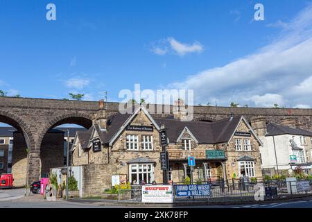 Die Railway at Buxton und das Viadukt Buxton sind ein Kurort im Borough of High Peak, Derbyshire, England Stockfoto